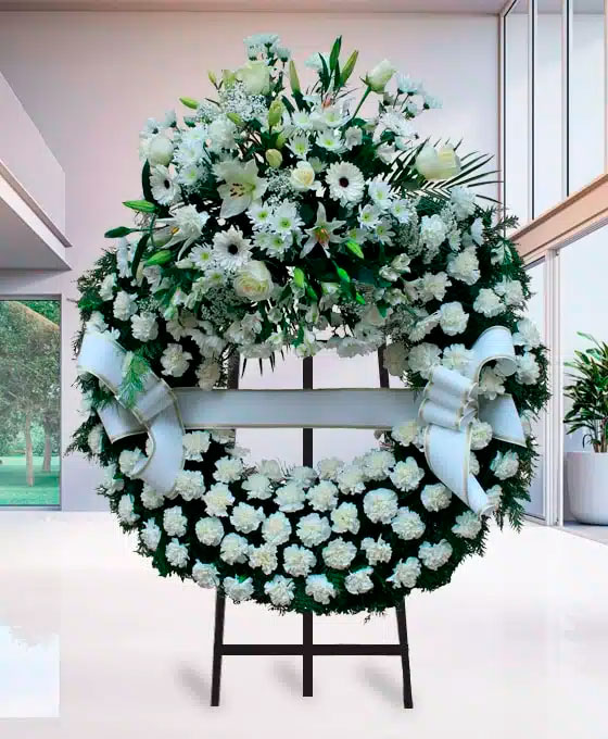 Corona Funeraria de claveles blancos para Tanatorio Figueres